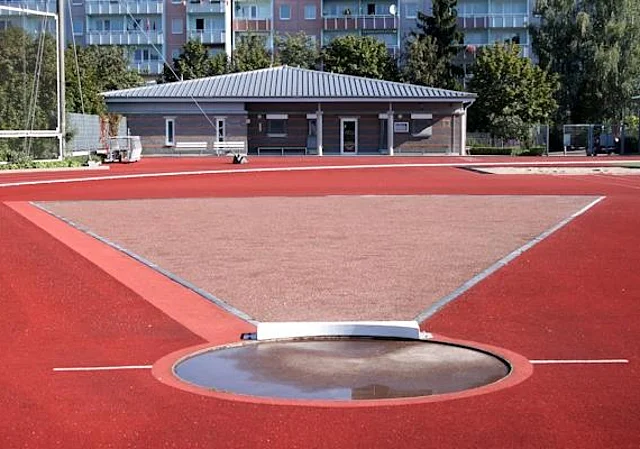 Kugelstoßanlage und Sportplatzgebäude
