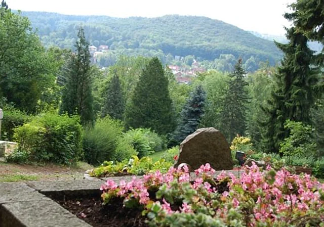 Städtischer Friedhof Wernigerode, Blick auf die Berglandschaft