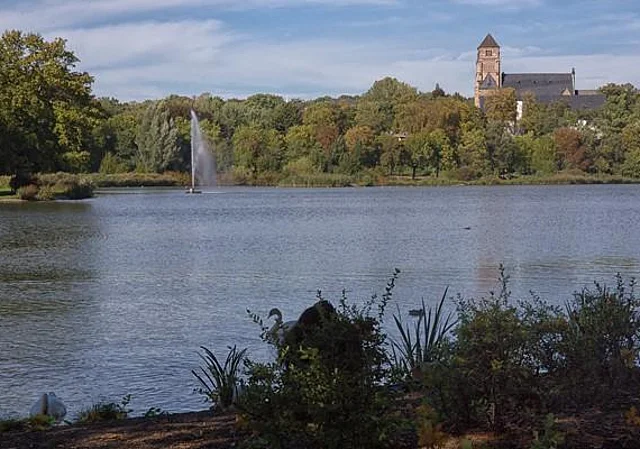 Blick auf Springbrunnen im Schlossteich