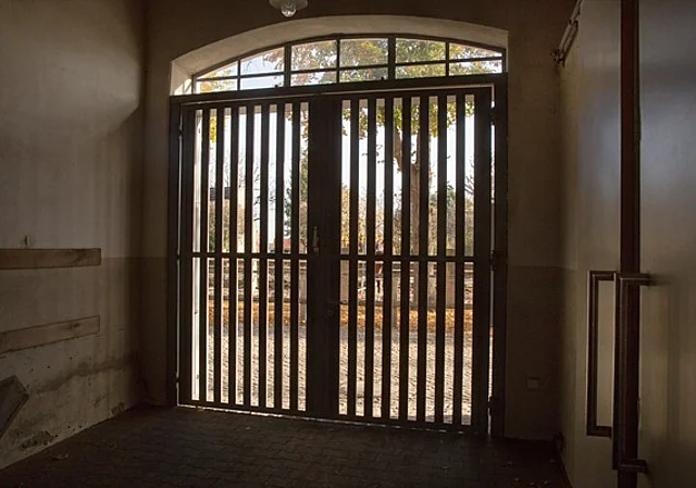 Blick vom Kutschstall auf die Dorfstraße