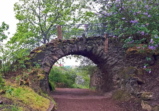 Brücke an den Bergterassen nach Südwest