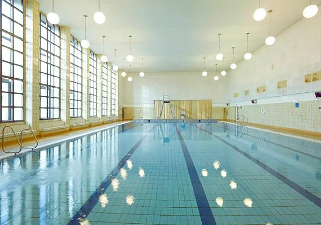 25 m-Schwimmhalle