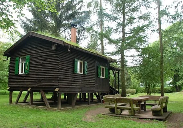 Jagdhütte am Rand des Grundstücks