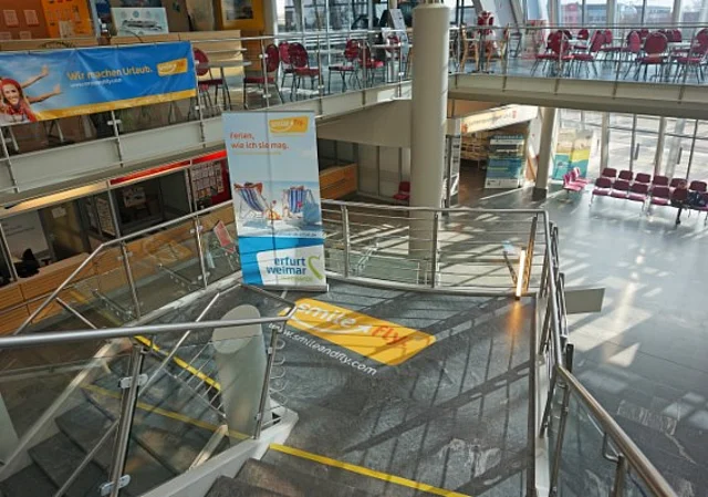 Treppe im Flughafengebäude