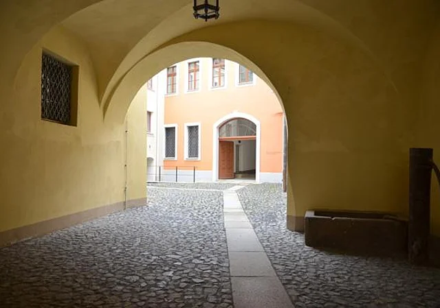 OLB - Bibliothek in Görlitz, Innenhof, Durchblick zum Handwerk 2