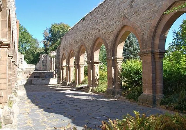 Ruine des Kirchenschiffs nach Osten