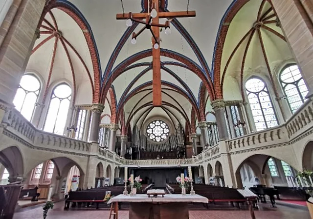 Blick vom Altar Richtung Orgel