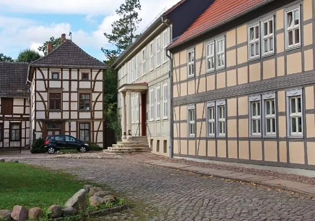 Salzwedel, An der Marienkirche nach Westen