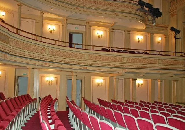 Carl-Maria-von-Weber Theater, Saal