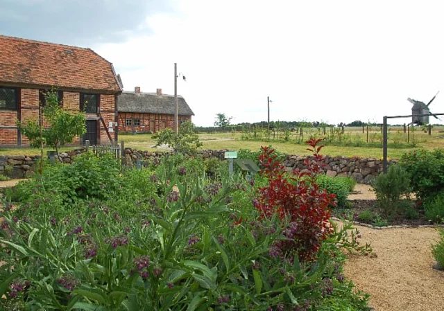 Pfarrgarten, Kapelle, Doppelkossattenhaus und Bockwindmühle