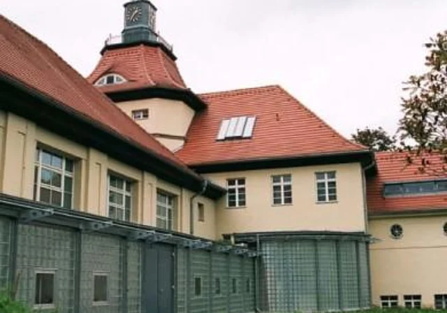 Westansicht mit Anbau