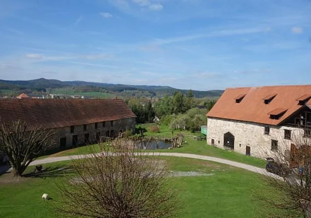 Blick auf Wirtschaftsgebäude und Festscheune