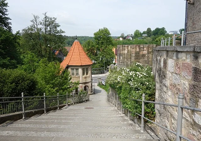 Aufgang Nordseite mit Brunnenhaus