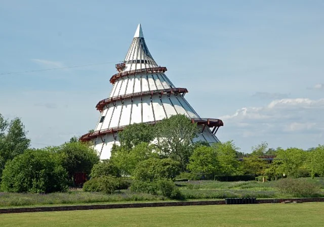 Elbauernpark, Jahrtausendturm