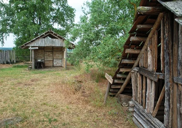 Langobardenwerkstatt Zethlingen: Zweipfostenhütte, Kupferschmiedhütte