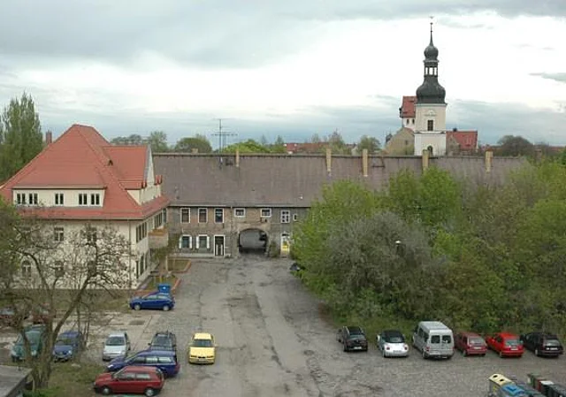 Blick vom 1. OG zum Vorplatz