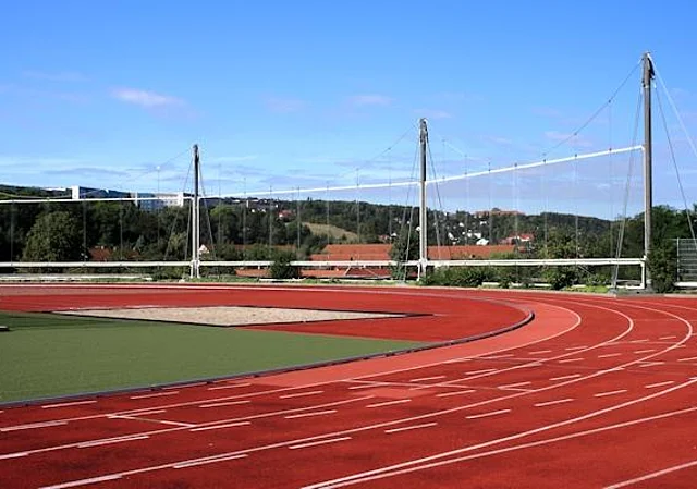 Westseite mit Sprunggrube und Tartanbahn