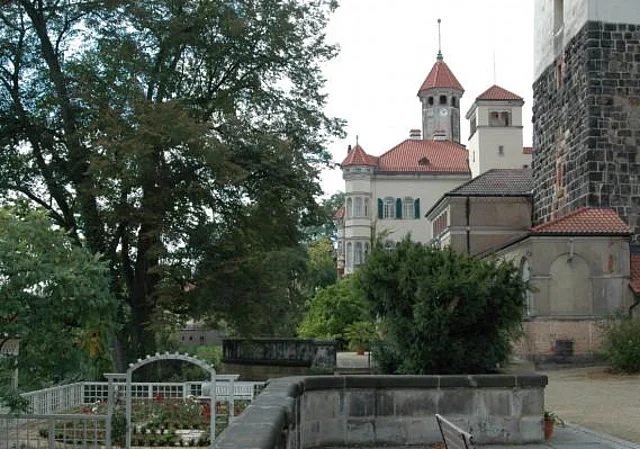 Ansicht von Ost mit Rosengarten, Uhrenturm, Bergfried