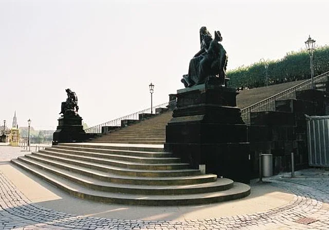 Aufgang Brühlsche Terrasse, Schlossplatz