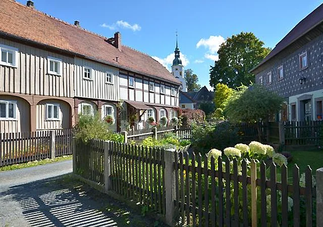 Brückenweg, Blick zur Dorfkirche