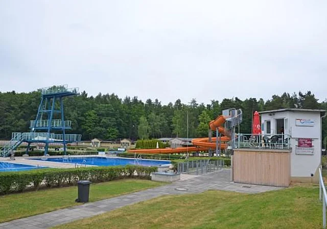 10m-Sprungturm und Wasserrutsche