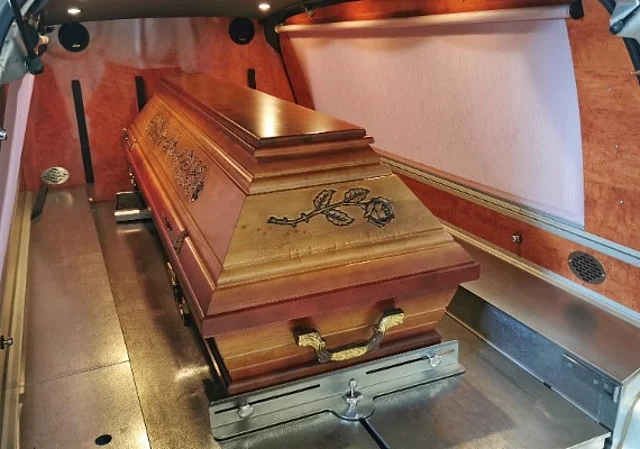 Leichenwagen mit hochfahrbaren Rollos