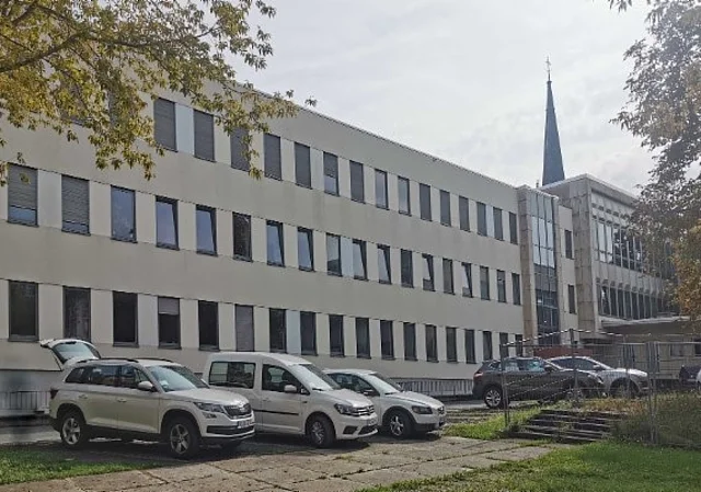 Hintereingang / Hof / Parkplatz