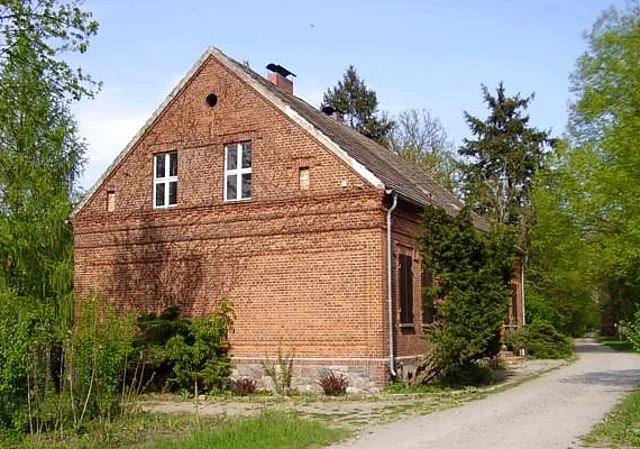 Westseite mit Blick auf befestigten Fahrweg