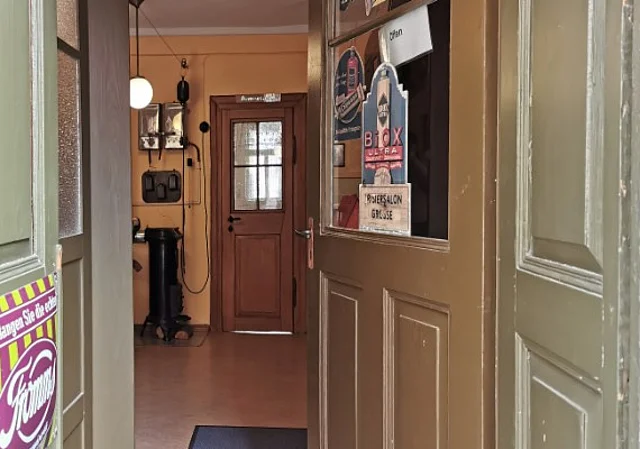 Historischer Friseursalon Eingang