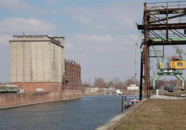 Blick vom Speicher über das Hafenbecken nach Norden