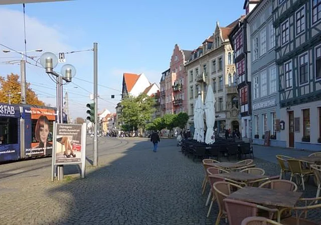 Ostseite mit Straßenbahnhaltestelle