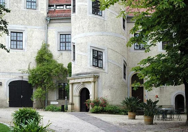 Schlosshof mit Treppenturm, Saalbau