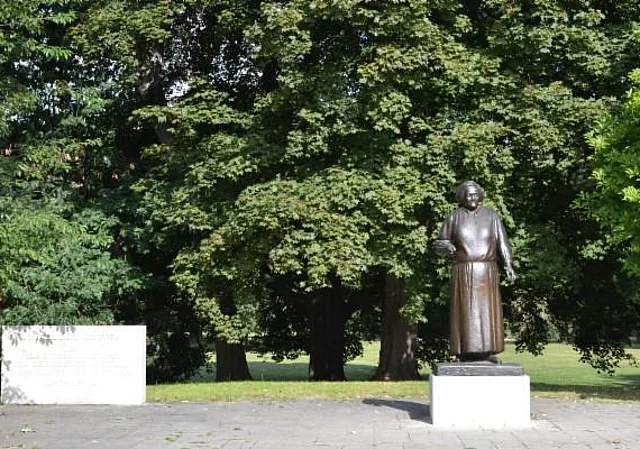 Clara-Zetkin-Denkmal, Edvard-Grieg-Allee (im angrenzenden Johannapark)