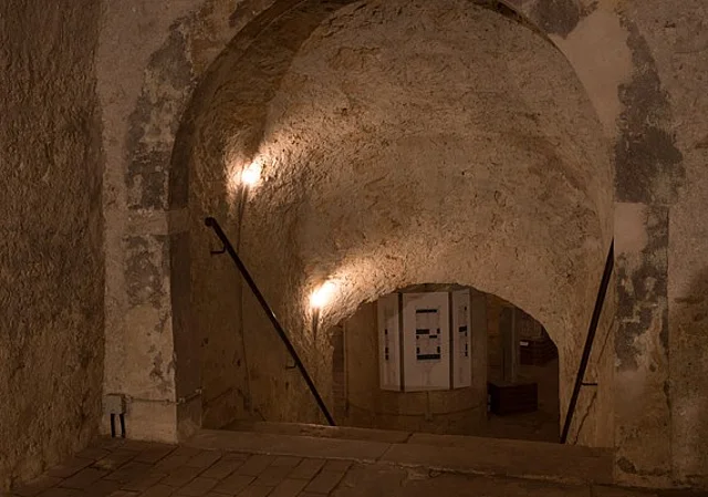 Zugang zum Fuß des Flaschenturms