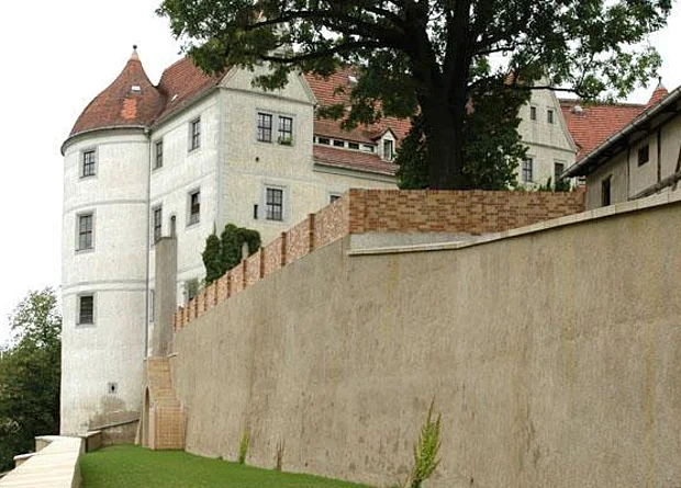 Westflügel, Mauer unbewachsen 