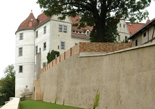 Westflügel, Mauer unbewachsen