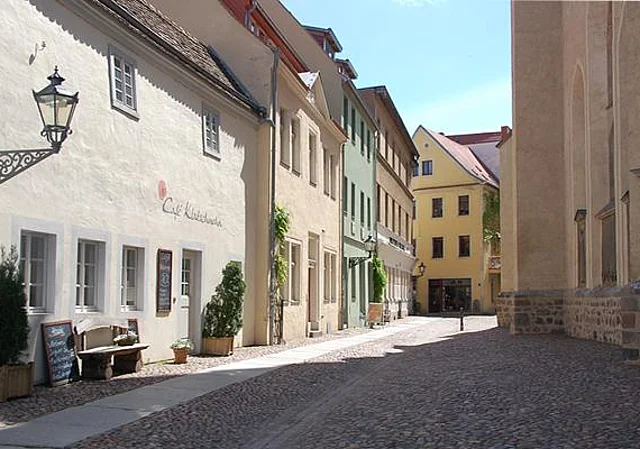 östlicher Kirchplatz nach Süden