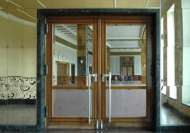 Tür vom Treppenaufgang zum Saal