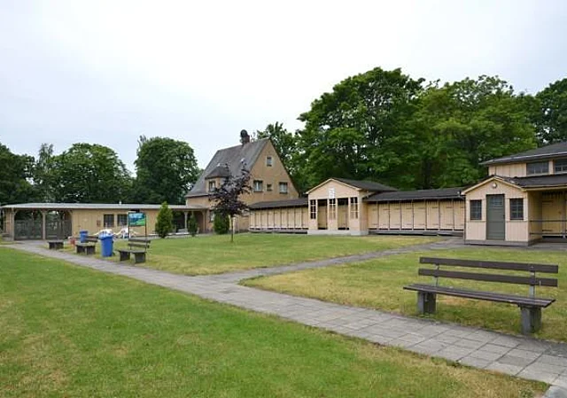 Eingang, badseitig, und Umkleiden