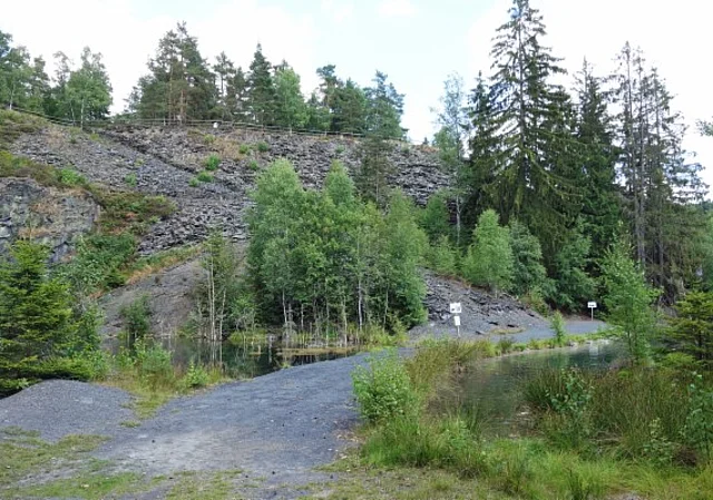 Weg durch den See
