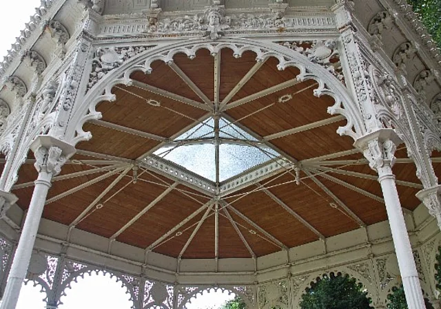 Schlosspark Tangerhütte, Kunstgusspavillion
