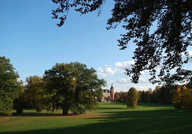 Tränenwiese und Neues Schloss
