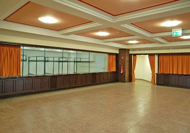 unteres Foyer mit Garderoben