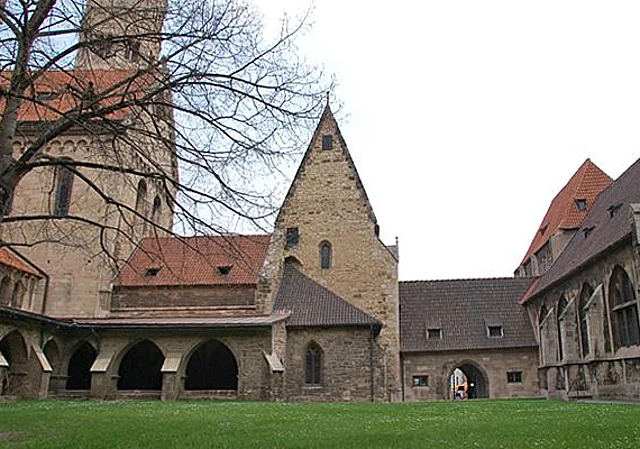 Naumburger Dom - Blick aus dem westlichen Kreuzgang zum Eingang nach Osten