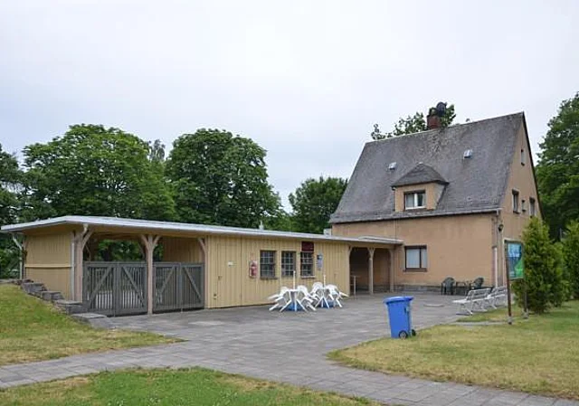 Eingang mit Kiosk, badseitig