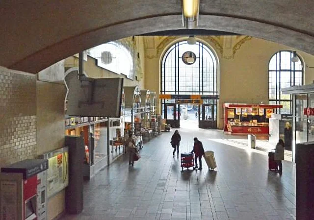 Bahnhof Dresden-Neustadt, Empfangshalle, Blick von Gang zu den Bahnsteigen