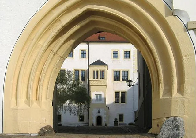 Flüsterbogen, Hinterer Schlosshof, Westfassade des Fürstenhauses