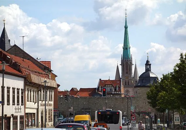 Blick zum Inneren Frauentor (dahinter Westwerk Marienkirche)