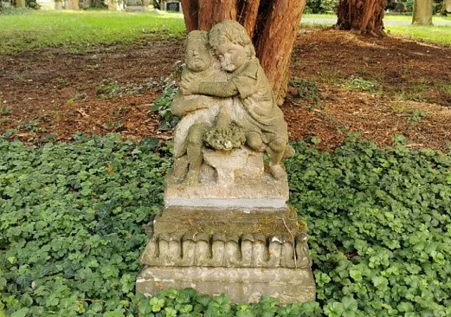 Statue Zwei sich tröstende Kinder