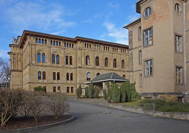 Südseite mit Nebengebäude